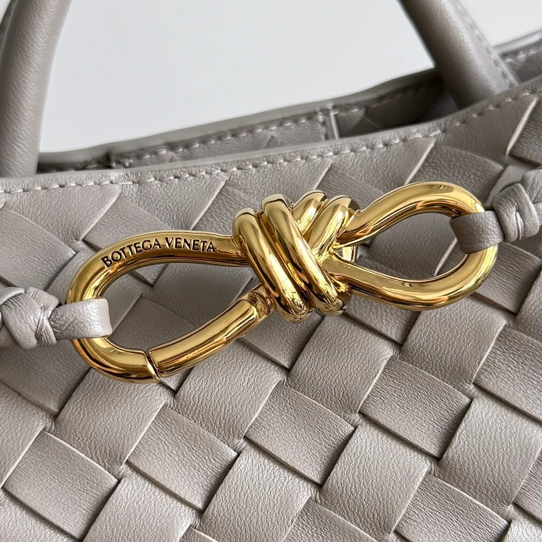 The 2023 new Andiamo batch of 1860 BV has been shipped‼ ️Really popular🔥The new Andiamo woven handbag launched by Bottega Veneta this season is really popular all over the world! ! Celebrities at home and abroad have worn it, and Oscar-winning actress Michelle Yeoh has taken it out on the street. Song Jia, Trai Yara, Yu Feihong, Sanji Ayaka, Rosie Hunting-Whiteley, Yoshioka Riho, etc. have all picked up this bag. It is classic and versatile, showing off its temperament, and the bag capacity is also large, which is very convenient for daily commuting! ! A variety of carrying methods, the shoulder straps can be adjusted by yourself, the original lambskin feels soft and delicate, and the unisex style breaks gender boundaries and brings a more practical and longer-lasting use experience. Andiamo, which has both elegant and casual styles, perfectly interprets the true appearance of "fashionable old money style". Style number: 743568 Size: 25*22*10.5cm